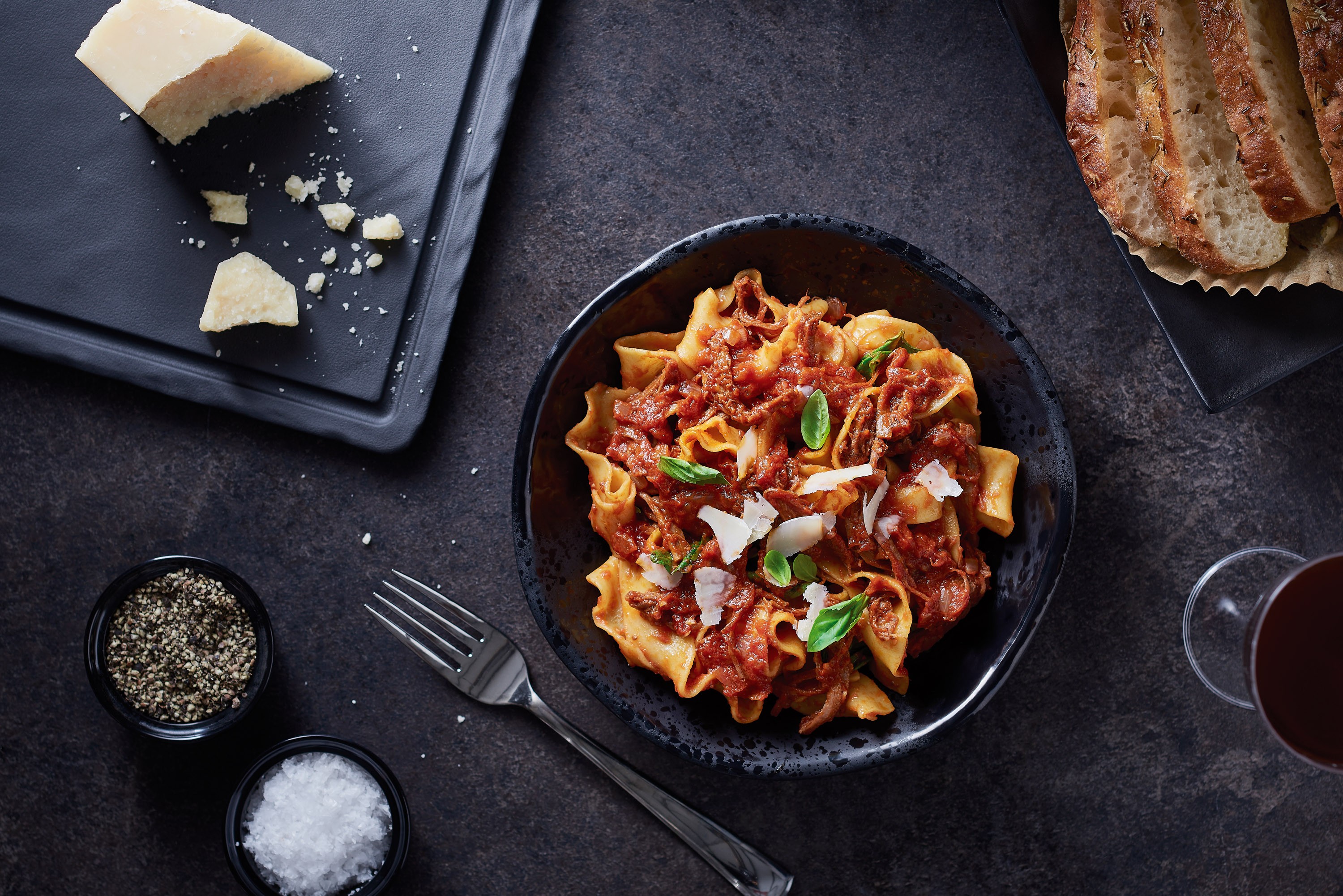 Schale und Platte aus den Serien Pigment und Slate von Dalebrook